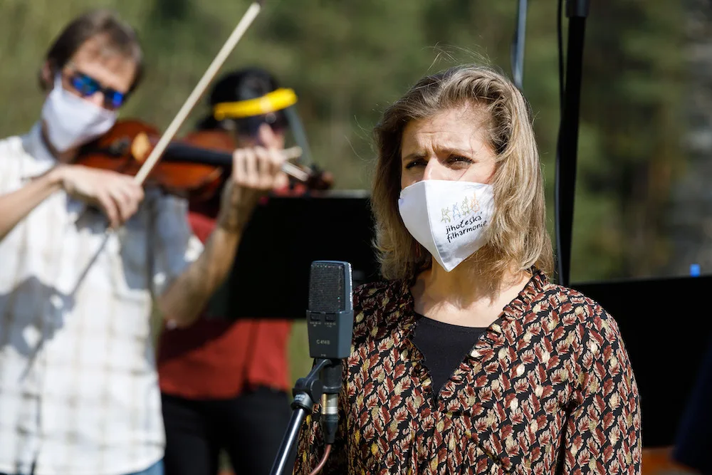 Jihočeská filharmonie natáčela v rouškách na zřícenině Pořešín