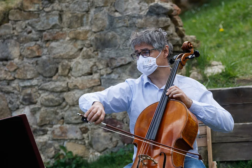 Jihočeská filharmonie natáčela v rouškách na zřícenině Pořešín