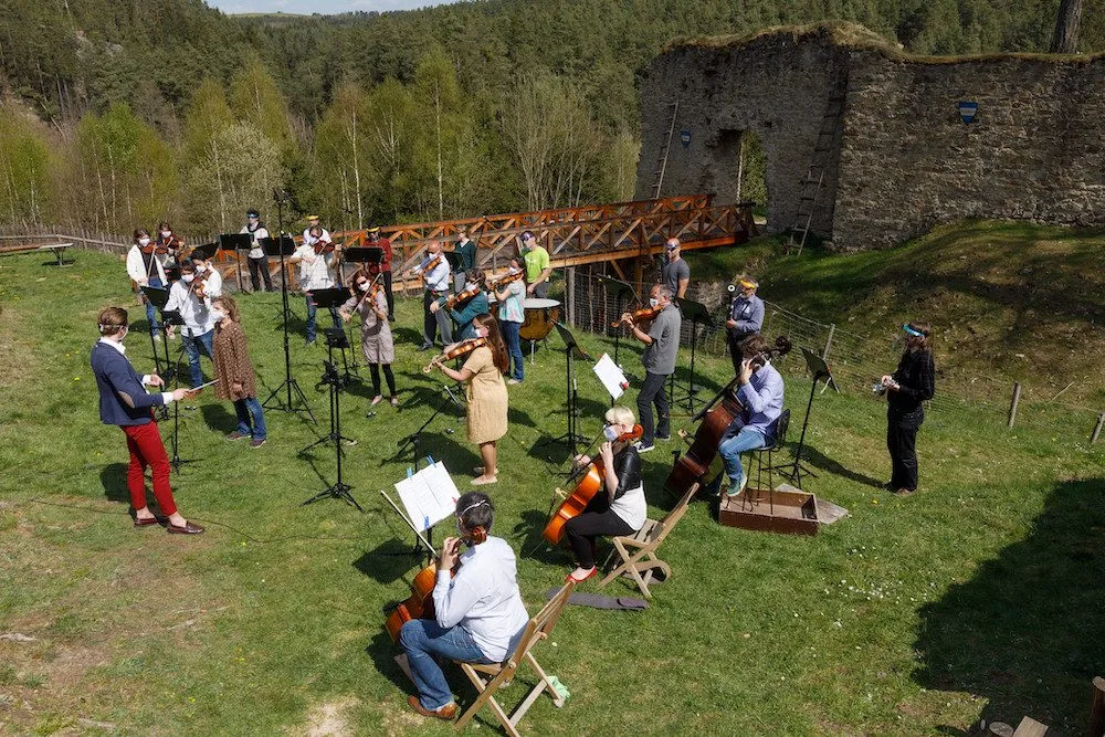 Jihočeská filharmonie natáčela v rouškách na zřícenině Pořešín