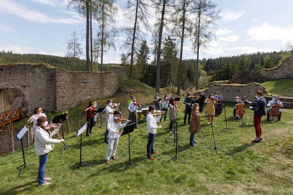 Jihočeská filharmonie natáčela v rouškách na zřícenině Pořešín
