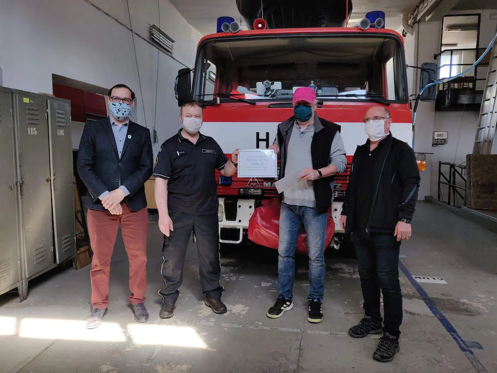 Tisknou pomůcky, skládají se na podporu hasičů a seniorů... Velešínská střední škola se aktivně zapojila do boje proti COVID-19