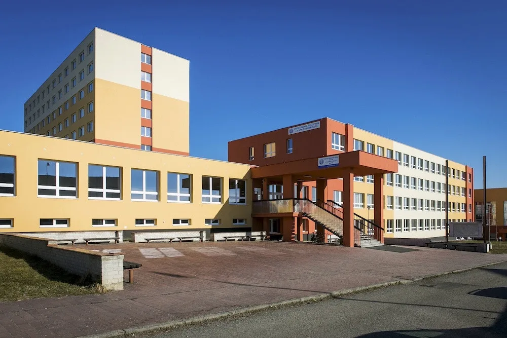 Tisknou pomůcky, skládají se na podporu hasičů a seniorů... Velešínská střední škola se aktivně zapojila do boje proti COVID-19