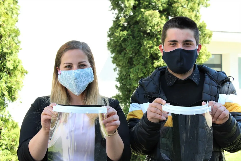 Lucie Roučková a Martin Pinta: Jsme rádi, že nám VŠTE umožnila vyrábět v 3D laboratořích ochranné štíty. Odezva je úžasná