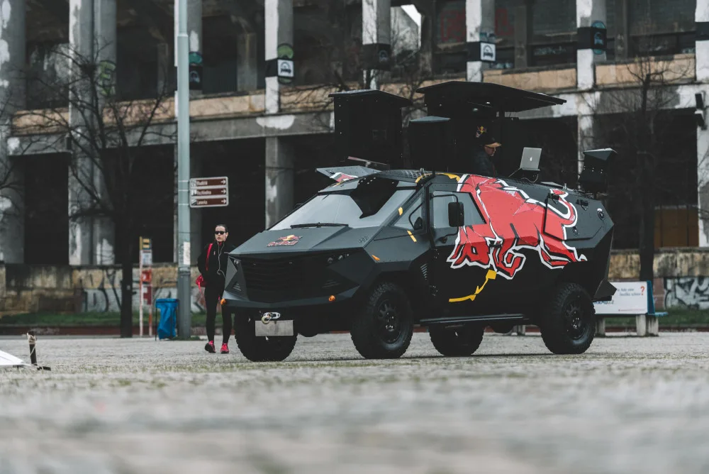 Krumlovem a Budějcemi projede RedBull Saurus, Dj Melvin Coxx a Saxofrancis budou svou hudbou probouzet města