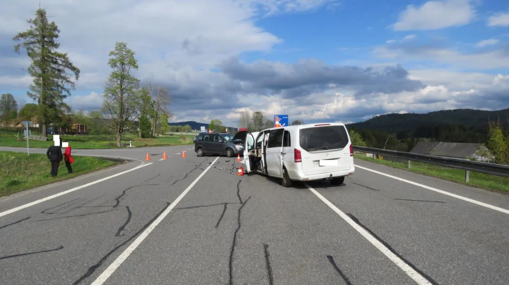 Způsobil nehodu dvou aut a z místa odjel, policie pátrá neznámém řidiči