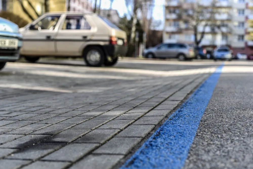 Město bude majitelům parkovacích karet kompenzovat dobu, kdy byly zrušené modré zóny