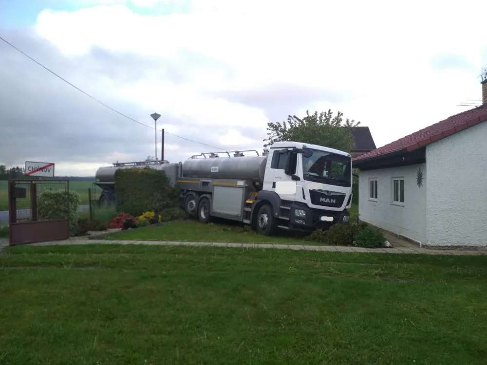 Cisterna s mlékem skončila na zahradě rodinného domu, na místě zasahovali hasiči
