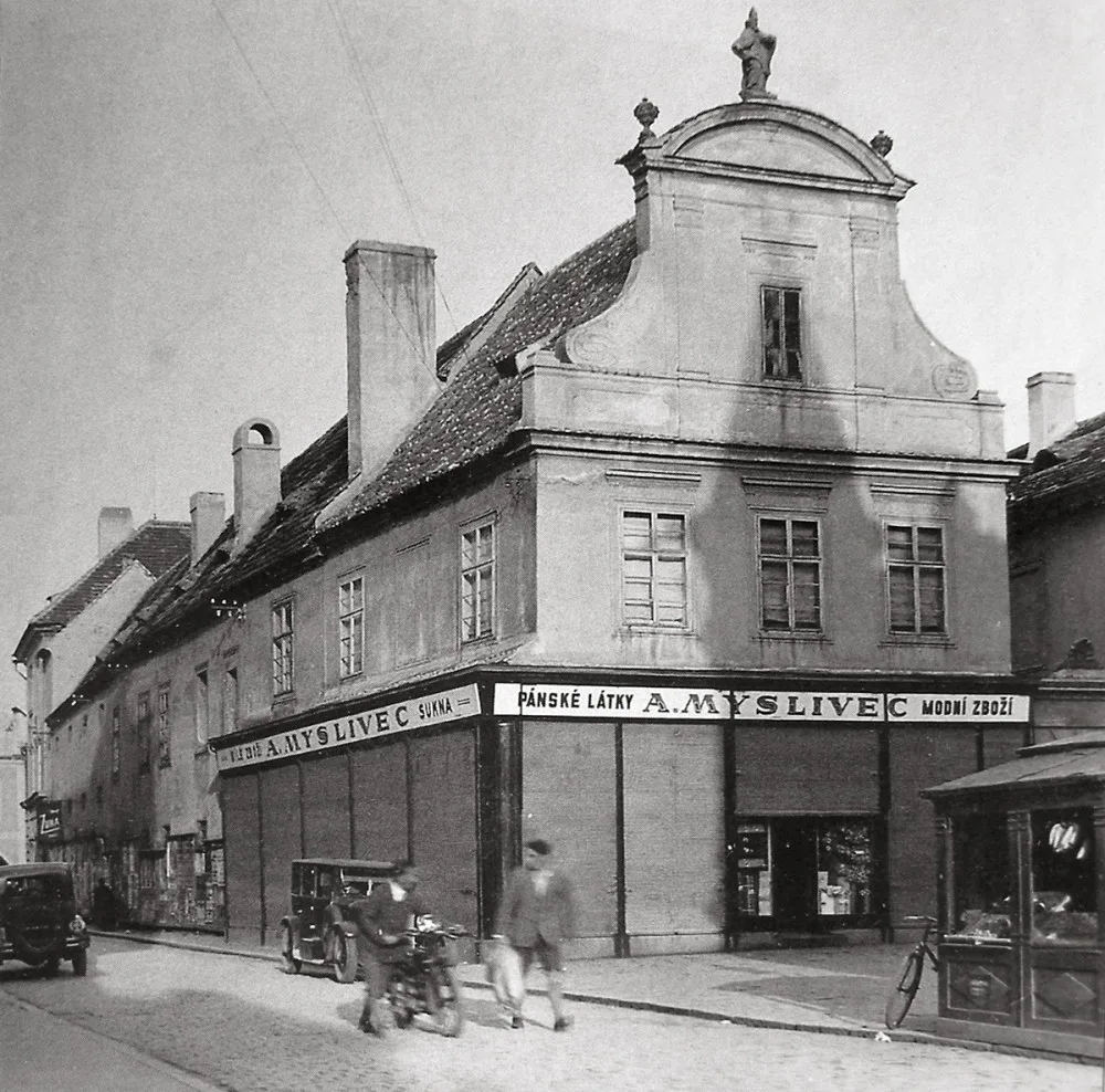 DRBNA HISTORIČKA: Na Ovocném trhu stála dřív kašna. Dnes je prostor prázdný