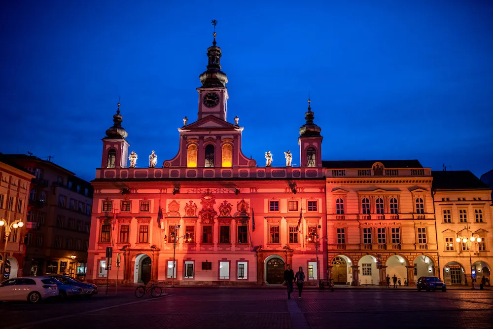 Budějcká radnice se rozsvítí červeně. Akce má připomenout oběti AIDS