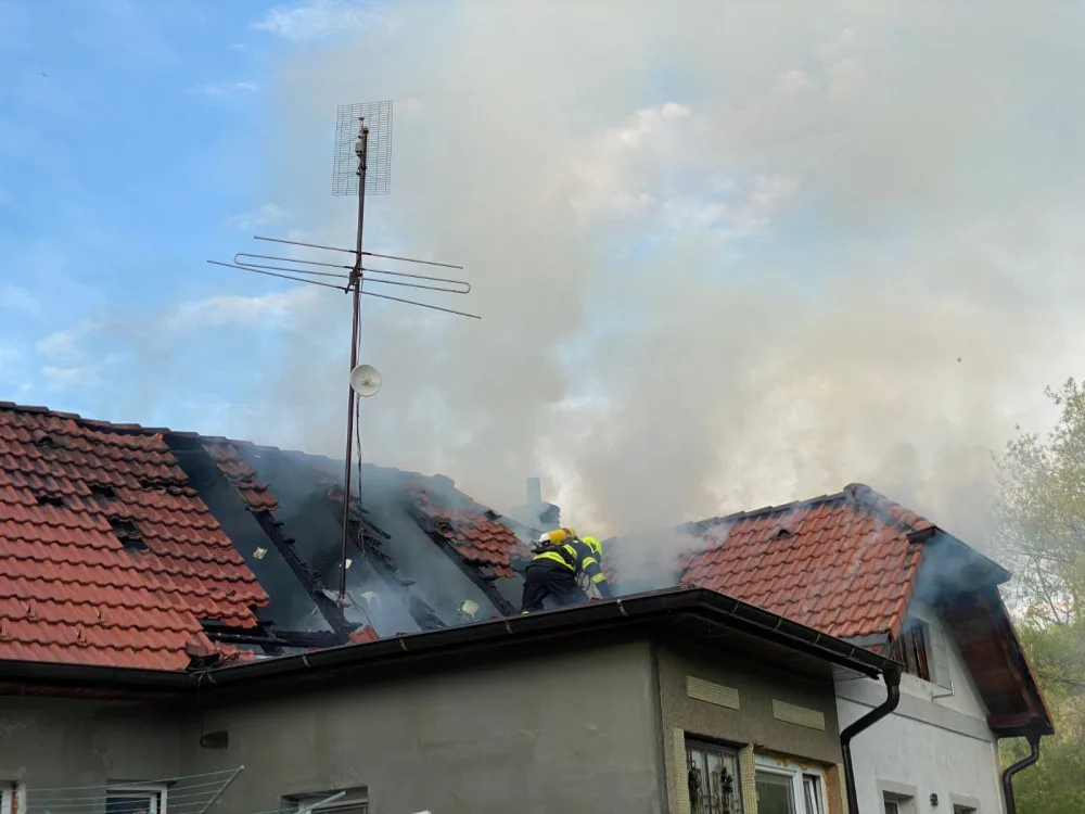 Požár střechy rodinného domu způsobil statisícovou škodu