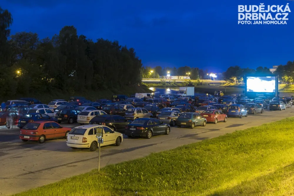 Po soutěžích a online rozhovorech nabídne Majáles autokino a další kapely v Žižkárně