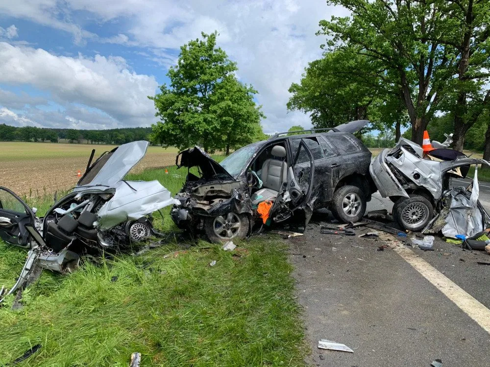 Při tragické dopravní nehodě na Českobudějovicku zemřel člověk, silnice je zavřená