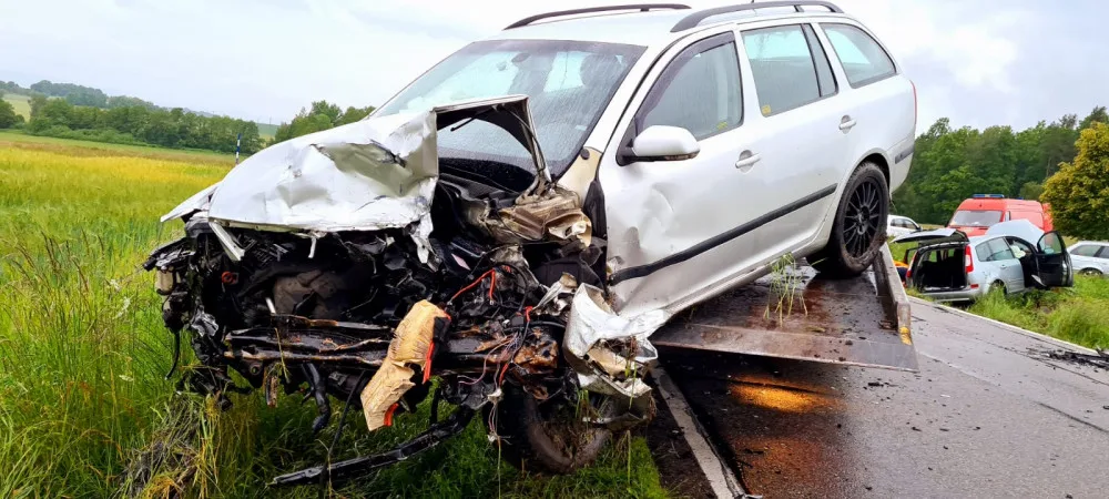 Při nehodě u Srubce se zranili tři lidé, silnice byla několik hodin zavřená
