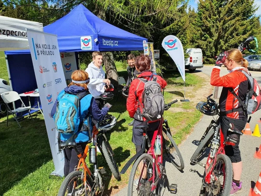 Projektu Na kole jen s přilbou je deset let. S cyklisty bude slavit napříč celou republikou