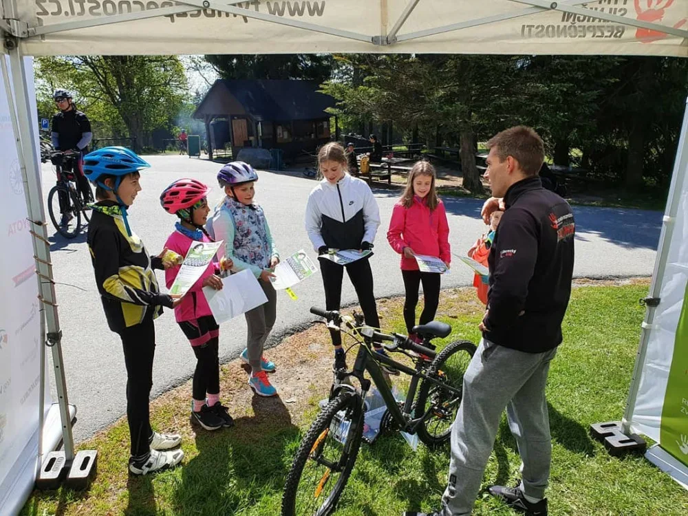 Projektu Na kole jen s přilbou je deset let. S cyklisty bude slavit napříč celou republikou