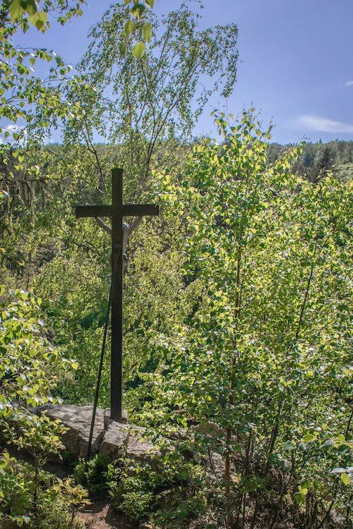 Kousek Vltavy budete mít jako na dlani. Zkuste výlet na vyhlídkové místo U kříže nedaleko Poněšic