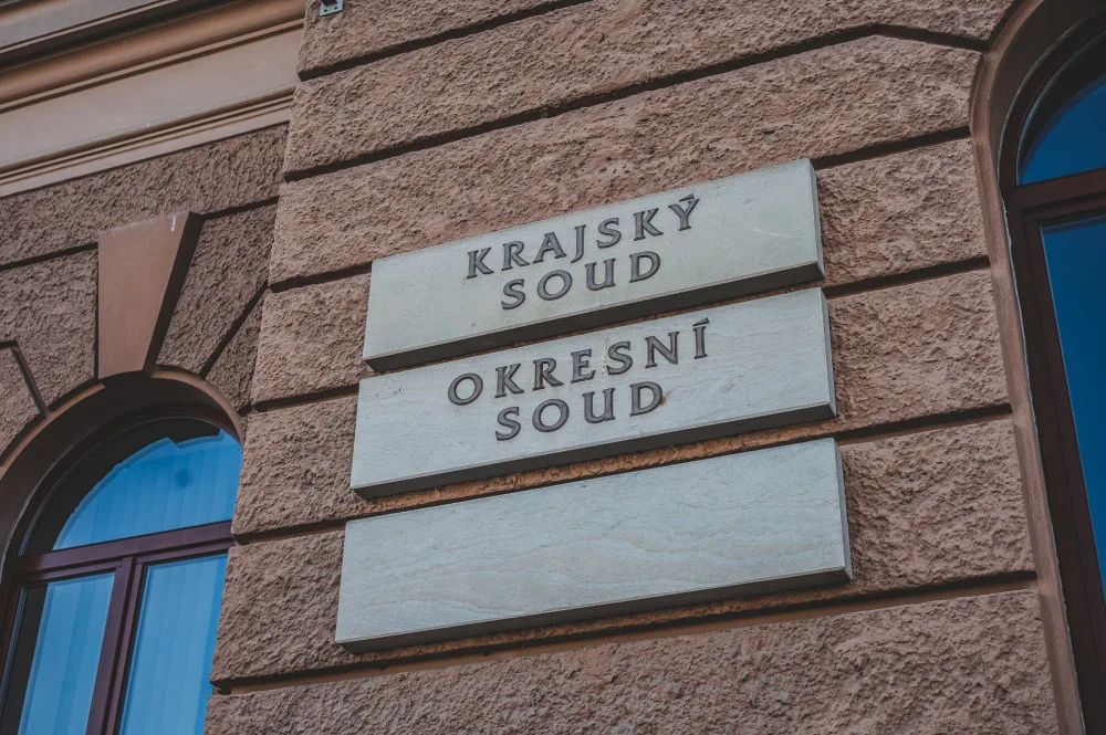 Krajský soud zrušil rozsudek policistovi, který měl při výslechu údajně mučit muže
