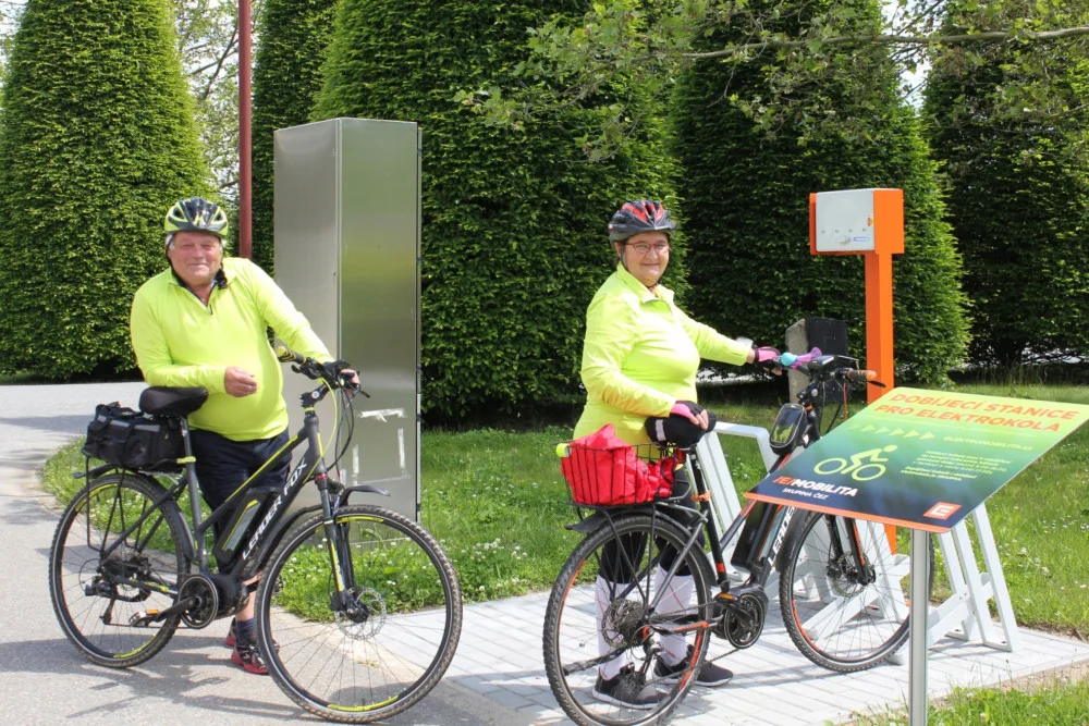 U Temelína mohou nově cyklisté zdarma dobíjet svá elektrokola.
