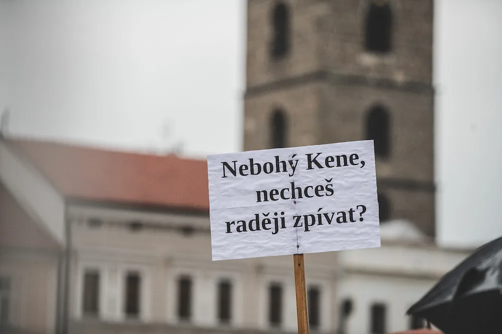 Na náměstí se sešly desítky lidí. Protest proti Babišovi a vládě nepřekazil ani déšť