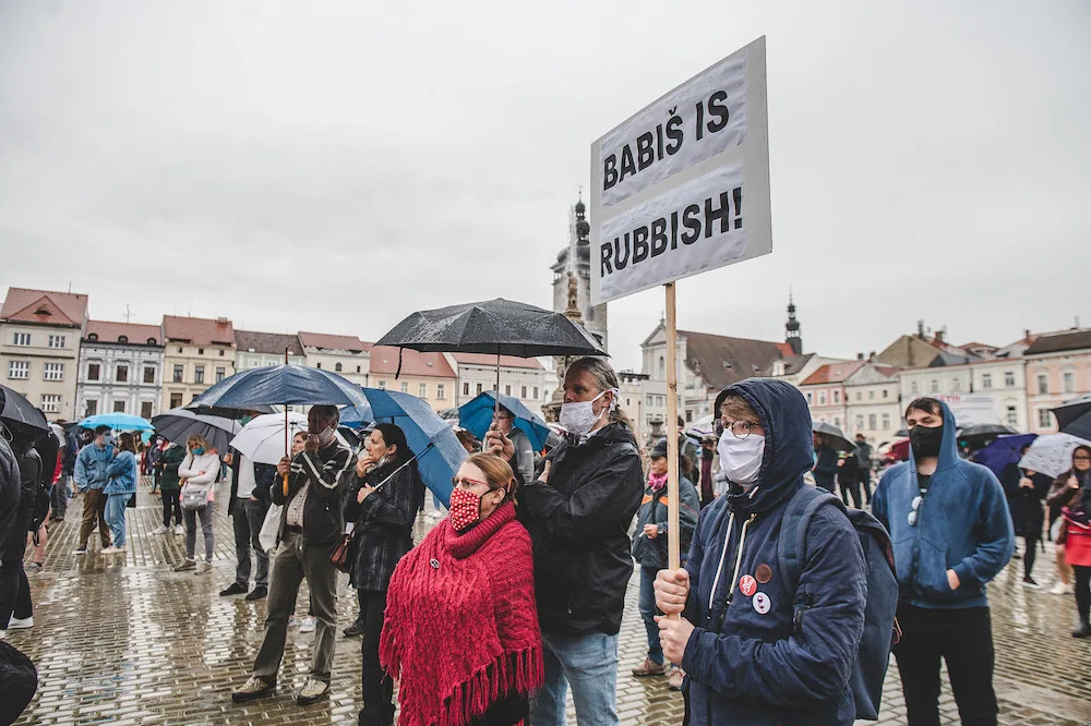 Na náměstí se sešly desítky lidí. Protest proti Babišovi a vládě nepřekazil ani déšť
