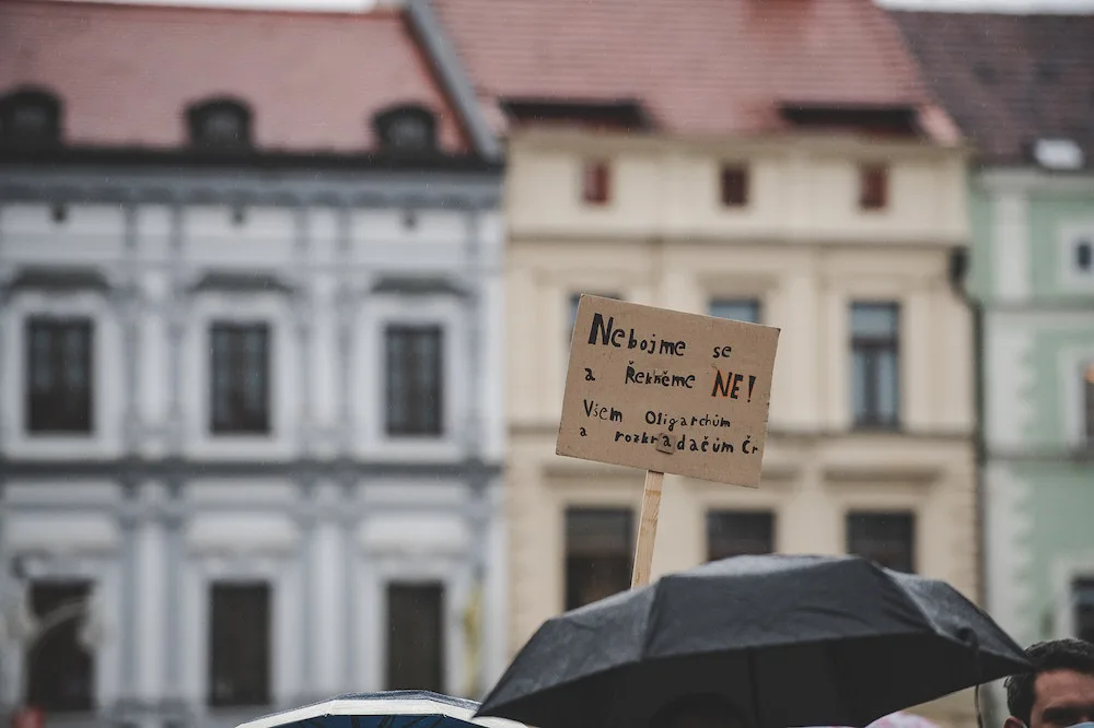 Na náměstí se sešly desítky lidí. Protest proti Babišovi a vládě nepřekazil ani déšť