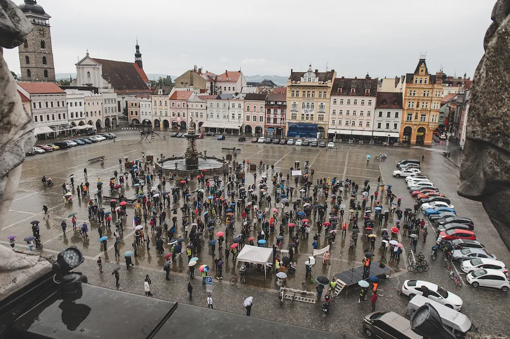 Na náměstí se sešly desítky lidí. Protest proti Babišovi a vládě nepřekazil ani déšť