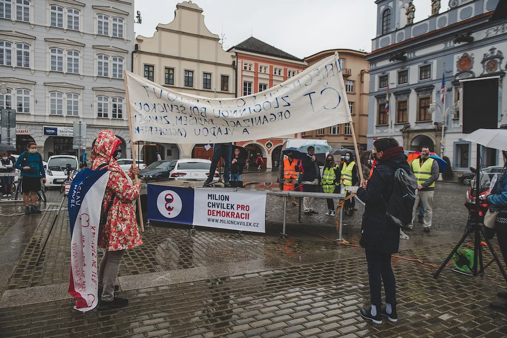 Na náměstí se sešly desítky lidí. Protest proti Babišovi a vládě nepřekazil ani déšť