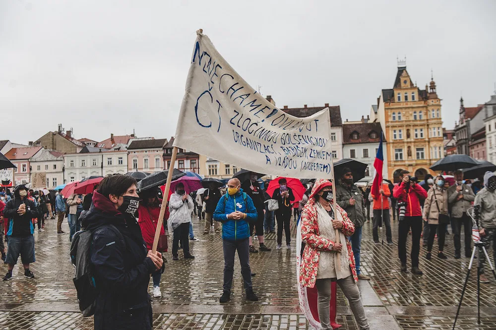 Na náměstí se sešly desítky lidí. Protest proti Babišovi a vládě nepřekazil ani déšť