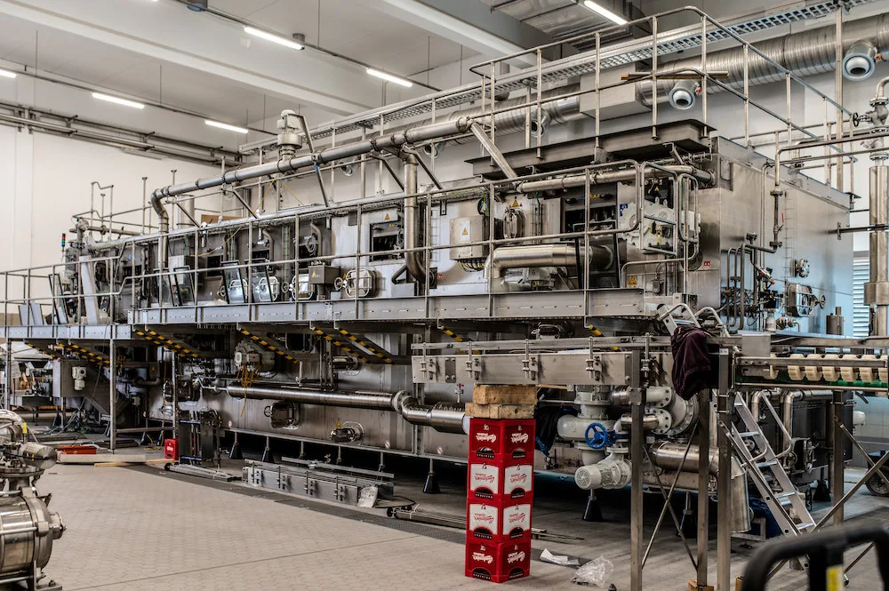 Budvar má novou linku na stáčení piva. Zvládne naplnit 40 tisíc lahví za hodinu