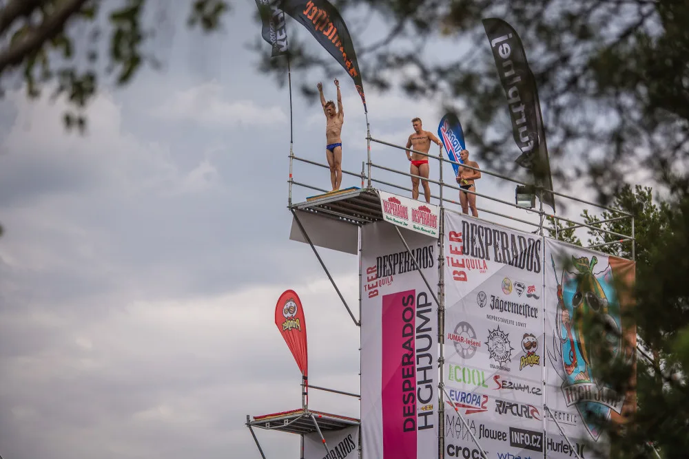 Cliffdivingové závody Highjump letos neproběhnou. Organizátoři spustili sbírku