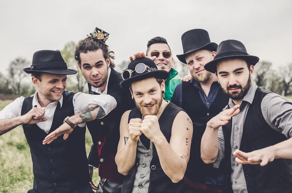 Koncerty na letní scéně v zahradě borovanského kláštera odstartují 2. července Circus Brothers a jejich disco-balkan mejdan