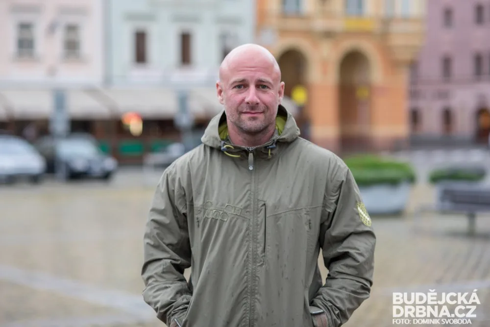 Oprávněná kritika může lidi posunout správný směrem, říká organizátor Město lidem Robin Mikušiak