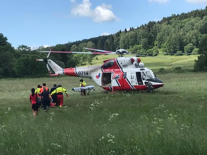 Cyklista se zapovídal s kamarádkou a sjel do příkopu, pro těžce zraněného muže letěl vrtulník