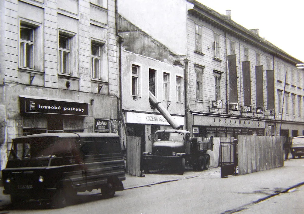 Hroznová ulice v březnu 1984, odstraňuje se Krbcův dům č. 13.