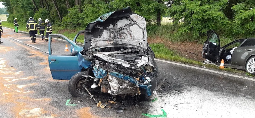 U Štěpánovic se srazila tři auta, jedno z nich začalo po nárazu hořet