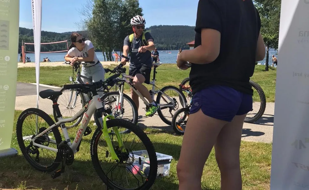 Bezpečná a zdravá cykloturistika s projektem Na kole jen s přilbou v Active Parku Lipno