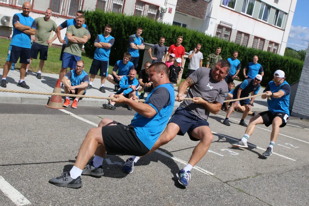Strakoničtí vojáci přivítali léto sportem, hry prověřily jejich sílu i fyzičku