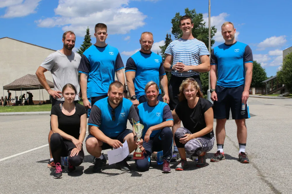 Strakoničtí vojáci přivítali léto sportem, hry prověřily jejich sílu i fyzičku
