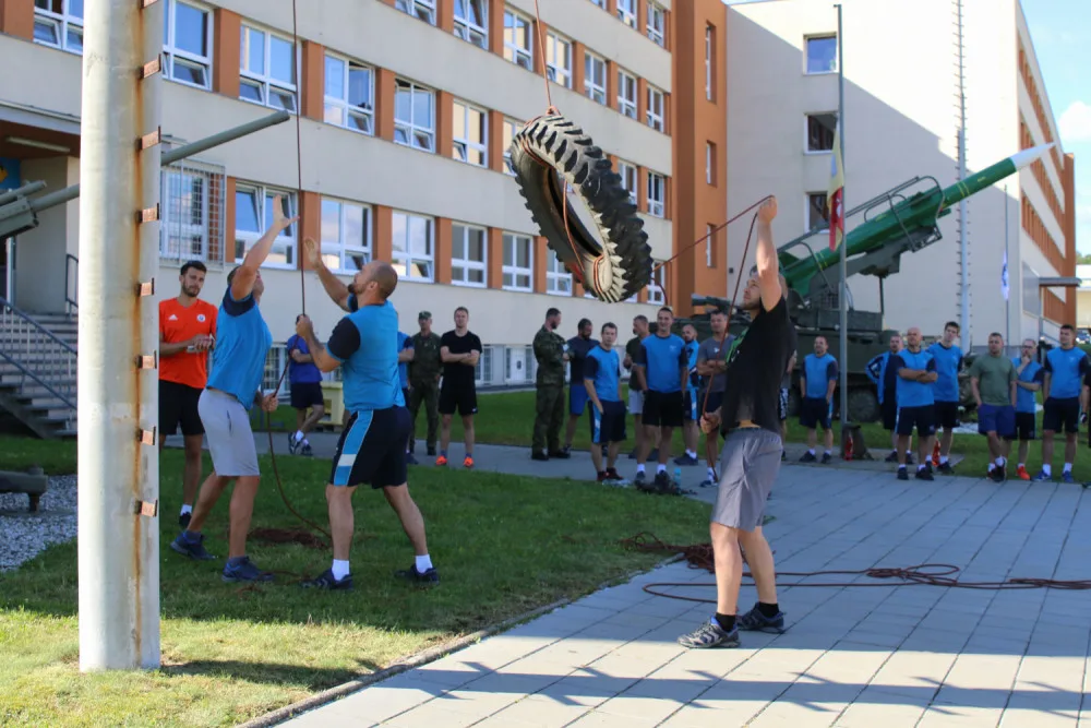 Strakoničtí vojáci přivítali léto sportem, hry prověřily jejich sílu i fyzičku