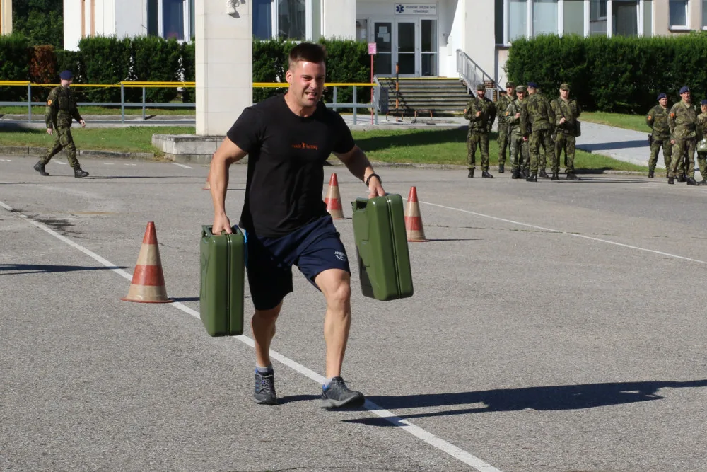Strakoničtí vojáci přivítali léto sportem, hry prověřily jejich sílu i fyzičku