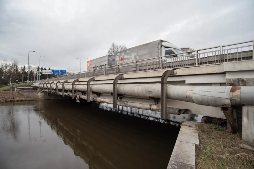 Potrubí na Litvínovickém mostě se přesune pod řeku. Práce vyjdou na 17 milionů