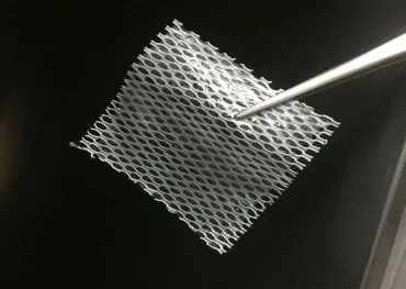 Čeští vědci vyvinuli unikátní náplast, která pacientům pomůže zahojit chronické rány