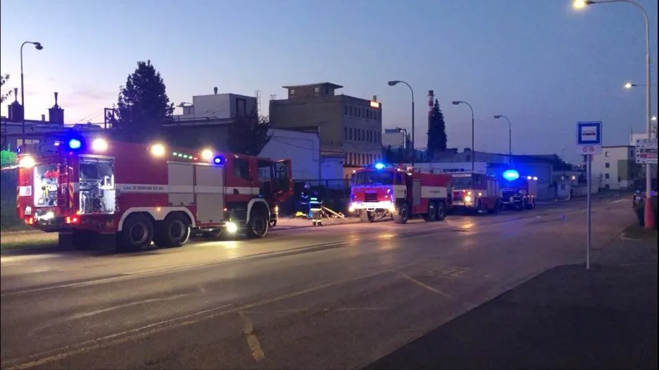 Hasiči likvidovali požár v areálu firmy Brisk v Táboře, vyhlášen byl třetí stupeň požárního poplachu
