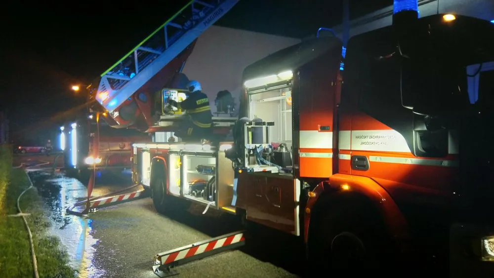 Hasiči likvidovali požár v areálu firmy Brisk v Táboře, vyhlášen byl třetí stupeň požárního poplachu
