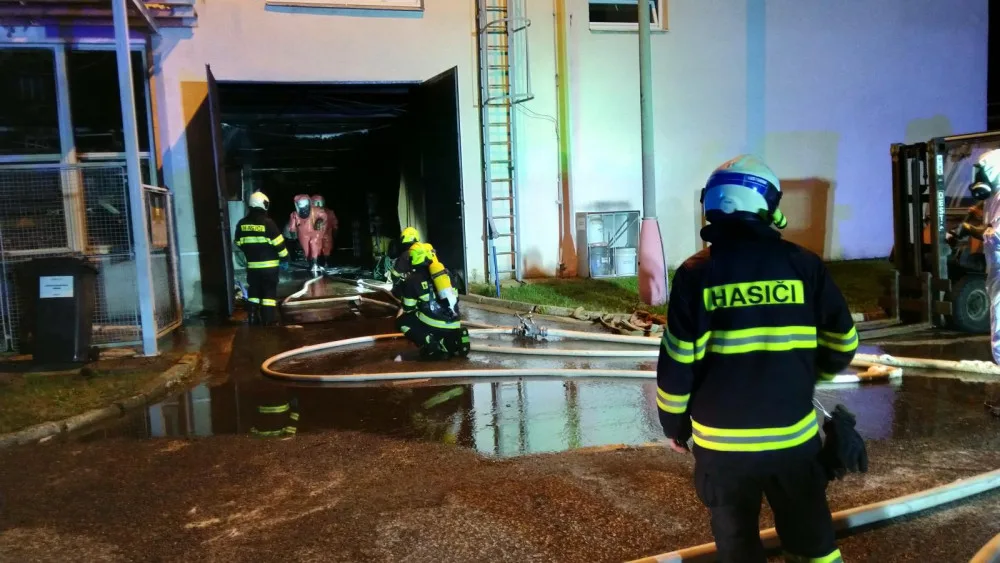 Hasiči likvidovali požár v areálu firmy Brisk v Táboře, vyhlášen byl třetí stupeň požárního poplachu
