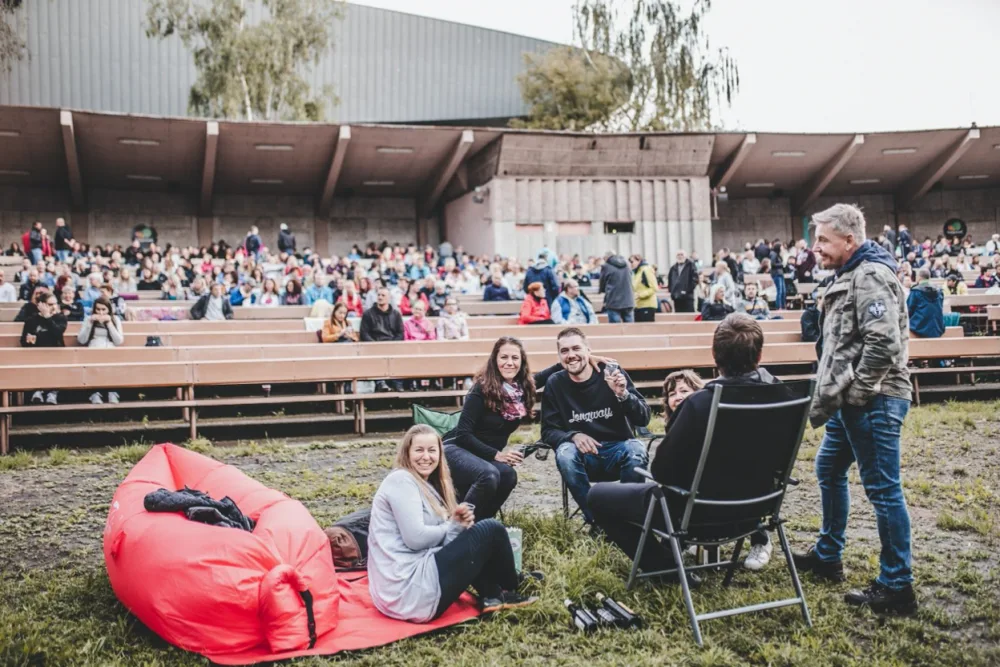 Háječek zahájil velkolepě, nyní přivítá divadlo i Cestu do pravěku