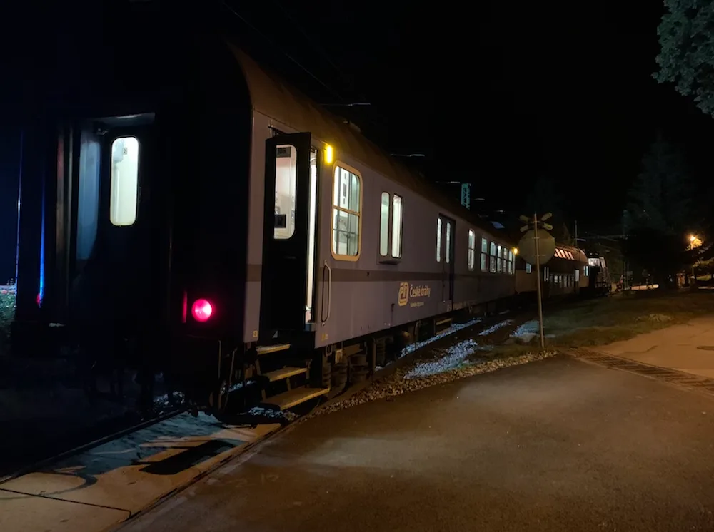 VIDEO: Při noční srážce vlaku s osobákem se vážně zranila žena, do nemocnice ji transportoval vrtulník