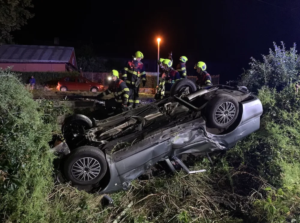 VIDEO: Při noční srážce vlaku s osobákem se vážně zranila žena, do nemocnice ji transportoval vrtulník