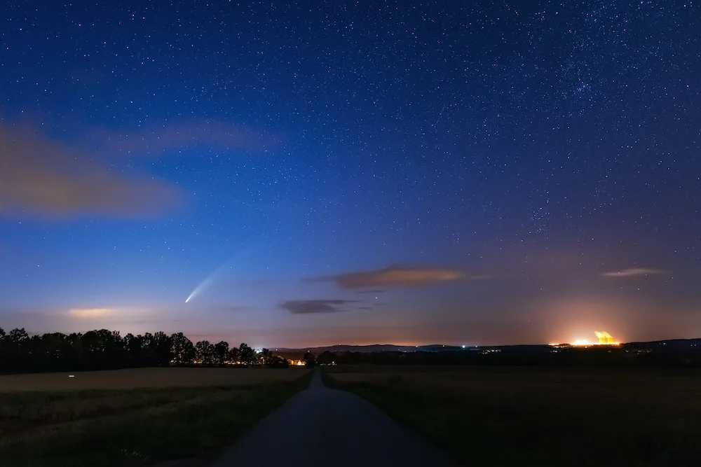 Kometa Neowise už se vzdaluje, vrátí se 7000 let. Takhle ji zachytil budějcký fotograf