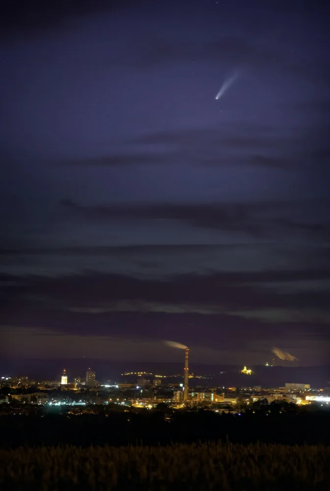 Kometa Neowise už se vzdaluje, vrátí se 7000 let. Takhle ji zachytil budějcký fotograf